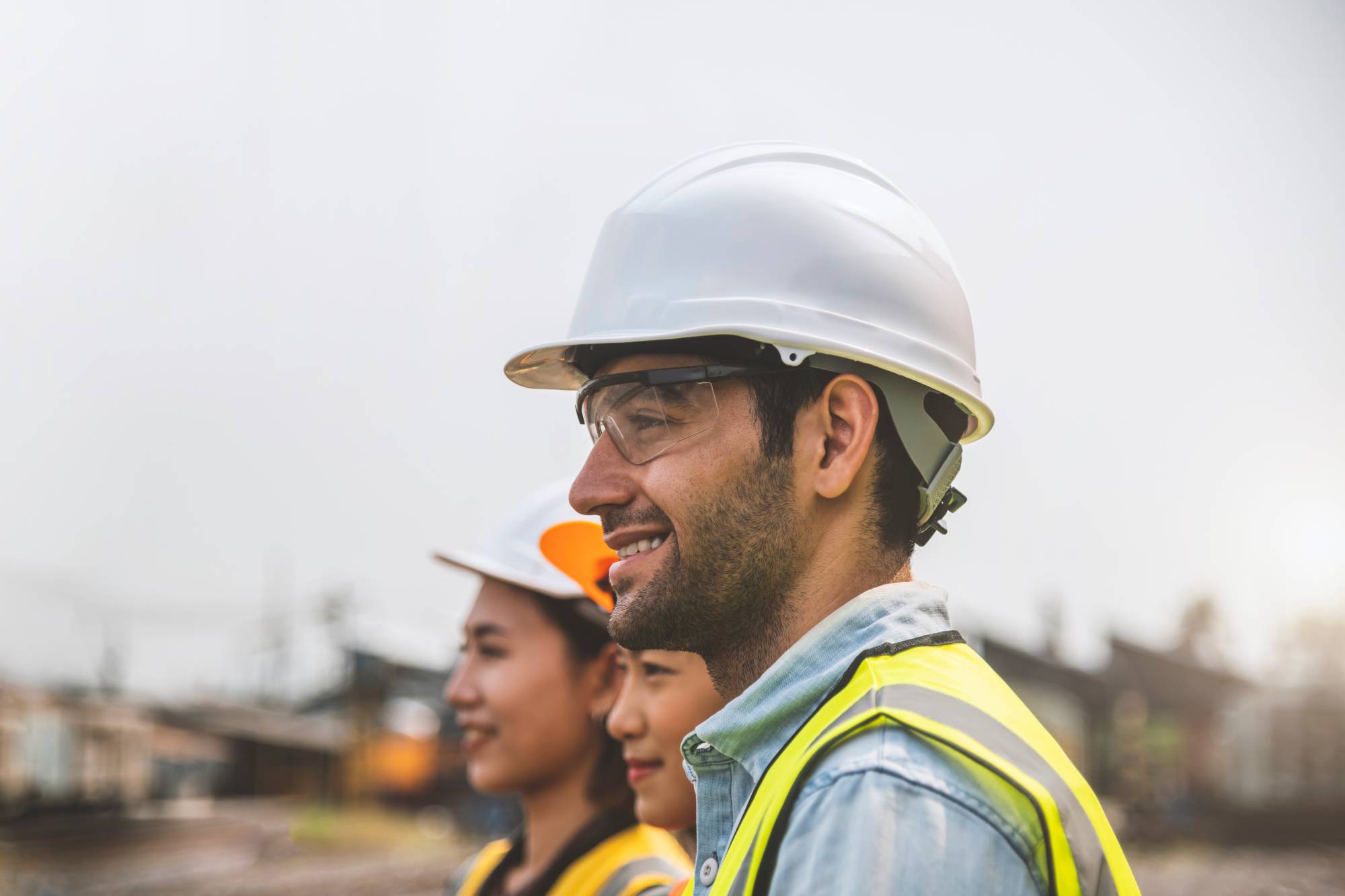 Bauarbeiter mit Helm und Schutzbrille